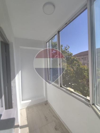 Apartament cu 3 camere semidecomandat, mobilat în Central