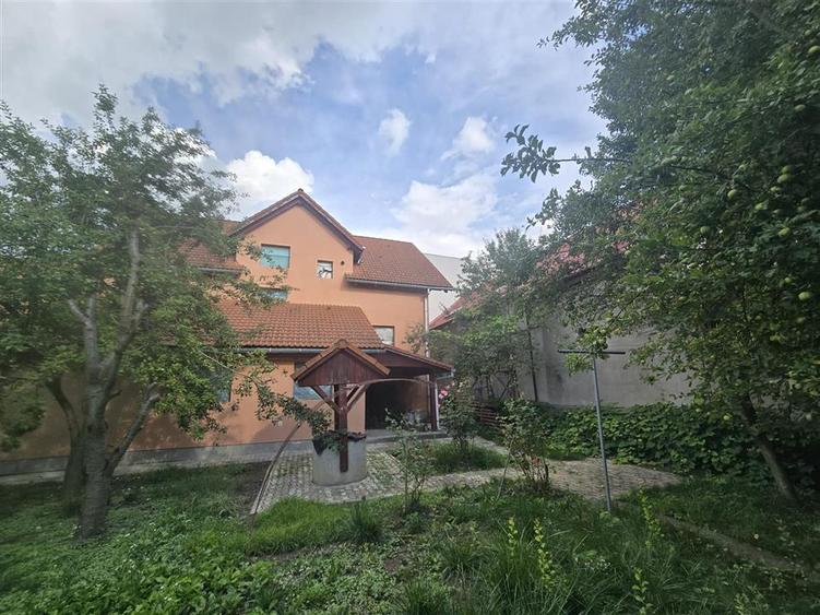 Casă individuală cu 12 camere cu Canalizare în Central