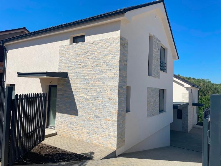 Duplex cu 4 camere cu Teren 250 Mp în Dezmir