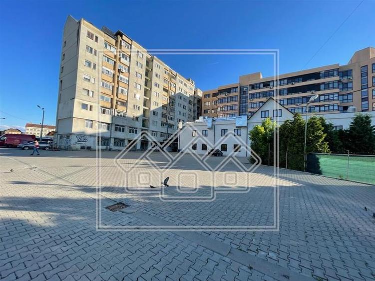Spațiu comercial, de 94.150001525879 mp, în Aeroport