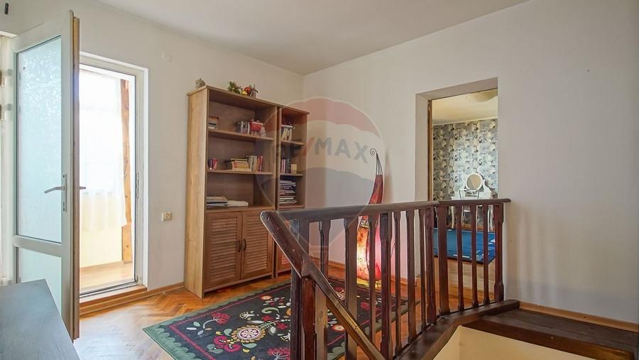 Casă cu 7 camere cu Teren 450 Mp în Central