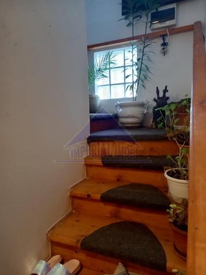 Casă individuală cu 6 camere cu Teren 2700 Mp în Nuci
