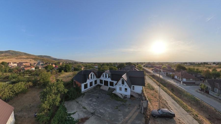 Casă individuală cu 8 camere cu Canalizare în Covăsinț