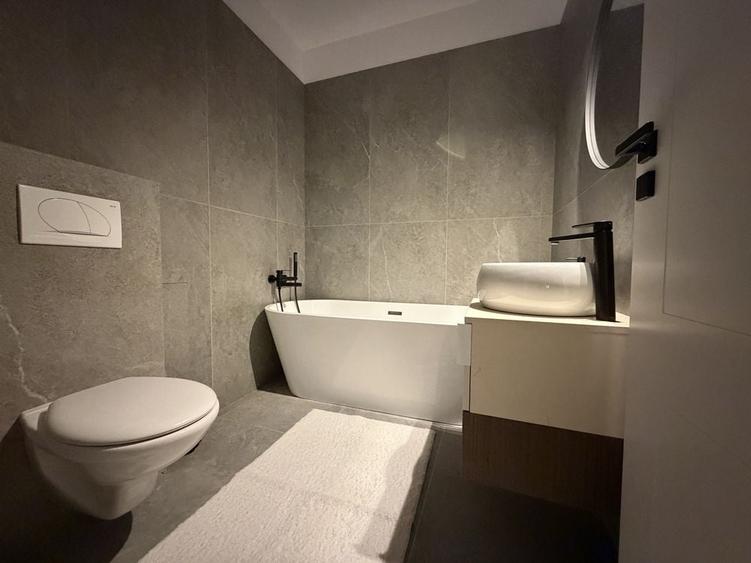 Apartament cu 3 camere decomandat în Aeroport