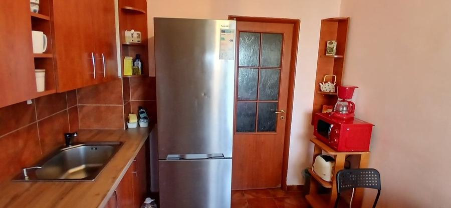 Apartament cu 3 camere semidecomandat, mobilat în Victoriei