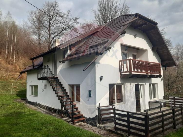 Casă individuală cu 7 camere cu Teren 3580 Mp în Tohănița