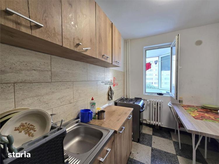 Apartament cu 3 camere semidecomandat în Tei