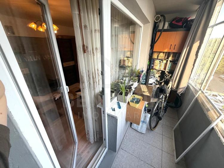 Apartament cu 3 camere semidecomandat, mobilat în Valea Rosie