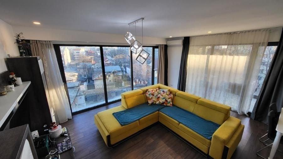 Apartament cu 3 camere decomandat, mobilat în Banu Manta