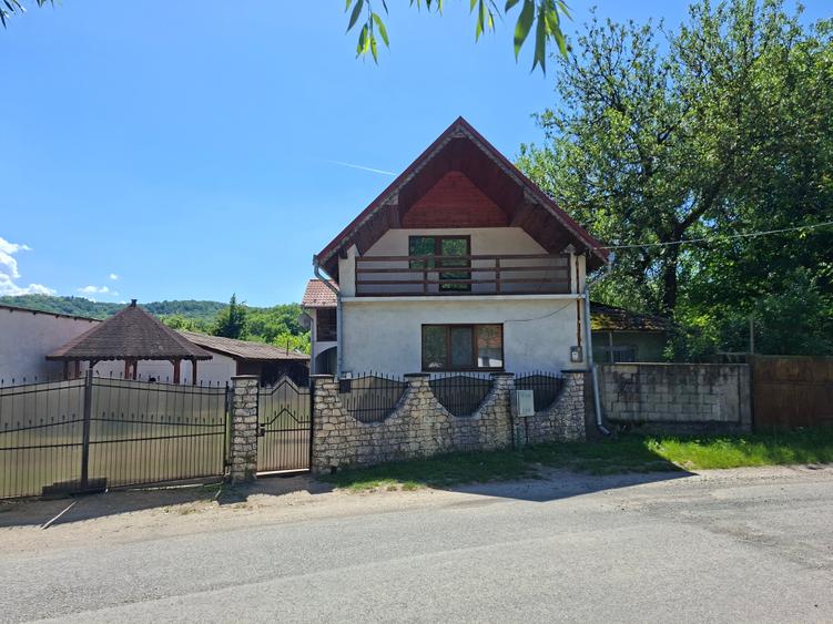Casă individuală cu 3 camere cu Canalizare în Lăpușnic