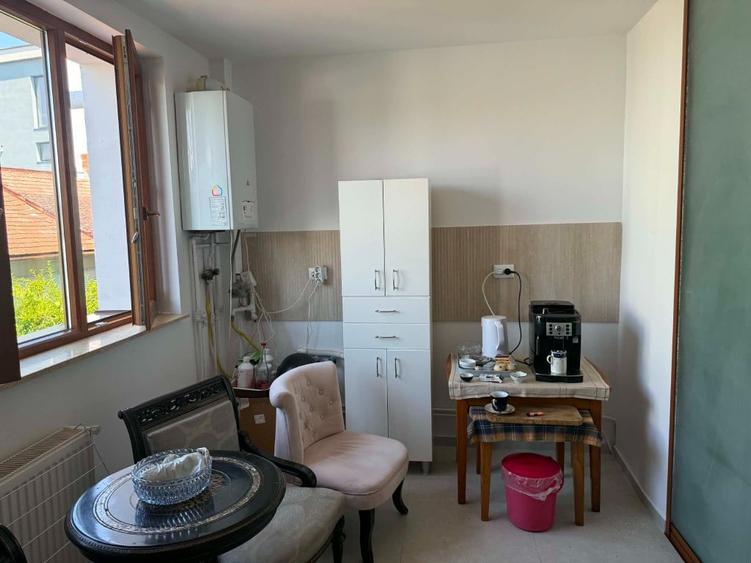 Apartament cu 3 camere semidecomandat în Andrei Mureșanu