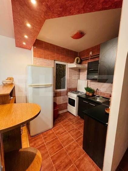 Apartament cu 4 camere semidecomandat, mobilat în Central