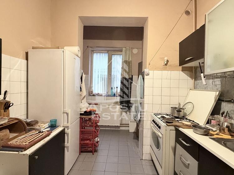 Apartament cu 3 camere semidecomandat, mobilat în Dâmbovița