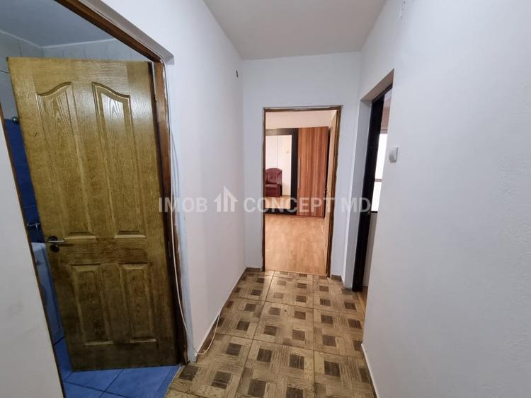 Apartament cu 3 camere semidecomandat, mobilat în Nord