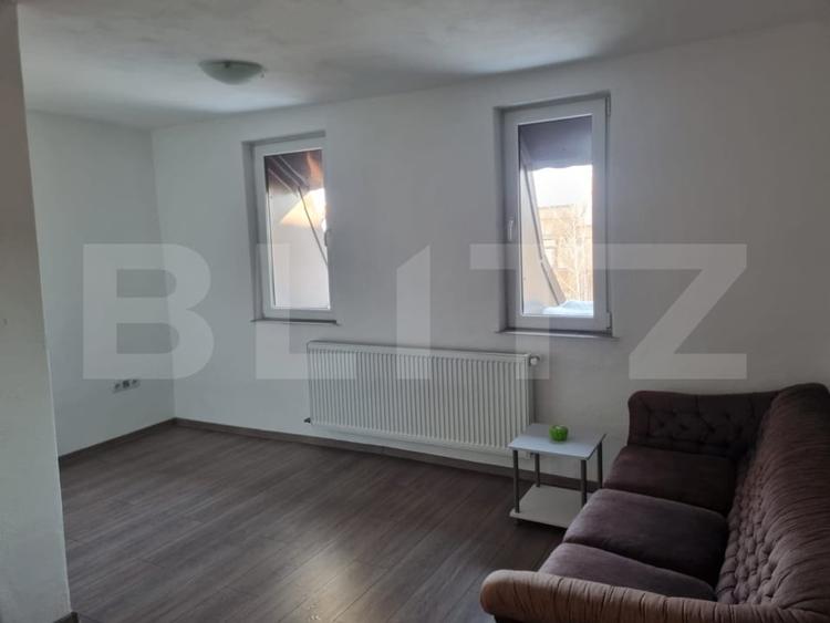 Apartament cu 3 camere semidecomandat în Est