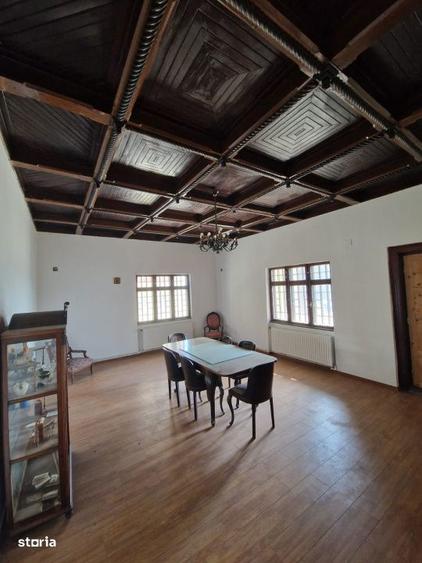 Casă cu 10 camere cu Teren 95000 Mp în Central