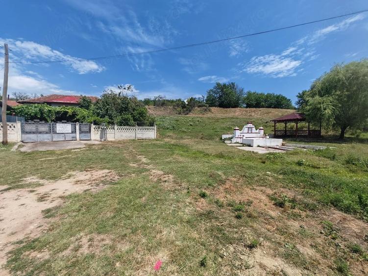Casă cu 2 camere cu Teren 1511 Mp în Leamna de Sus