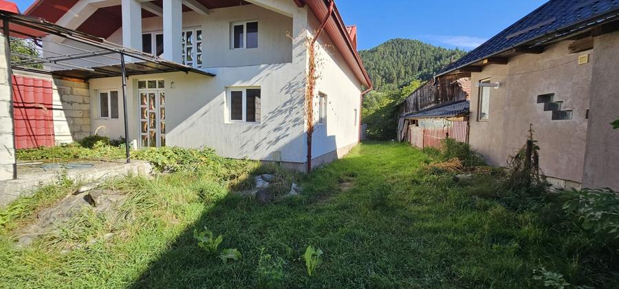 Casă individuală cu 4 camere cu Garaj în Asău