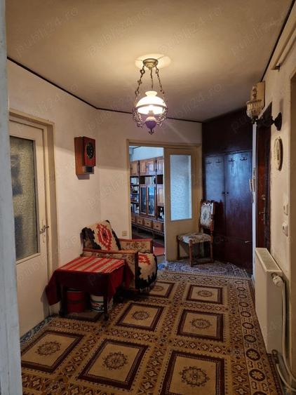 Apartament cu 3 camere decomandat în Drăgășani
