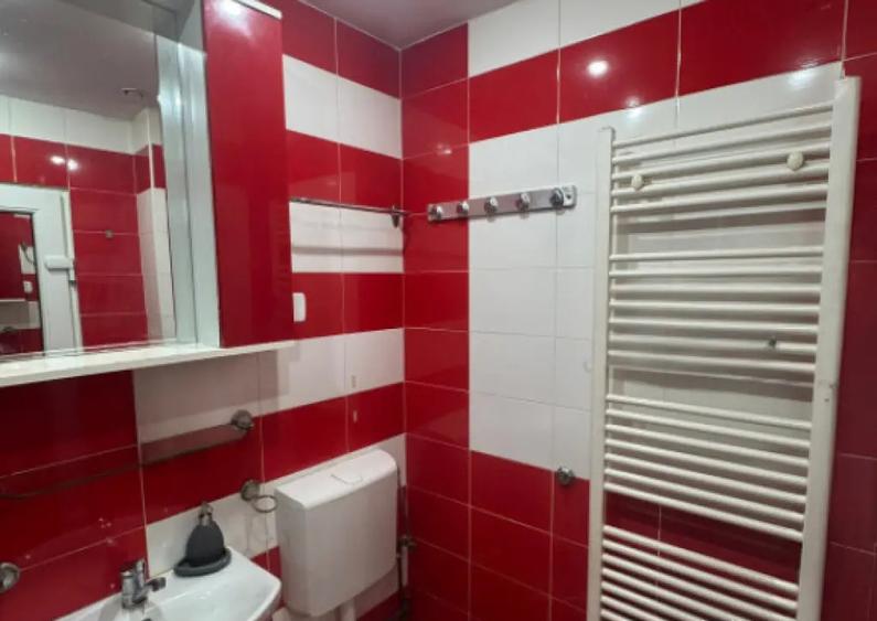 Apartament cu 3 camere semidecomandat în Orașul Vechi
