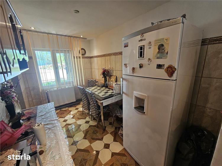 Apartament cu 3 camere semidecomandat, mobilat în Central