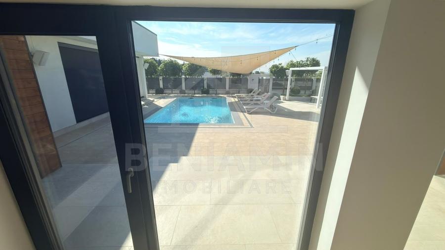 Casă individuală cu 6 camere cu Piscina în Cârcea