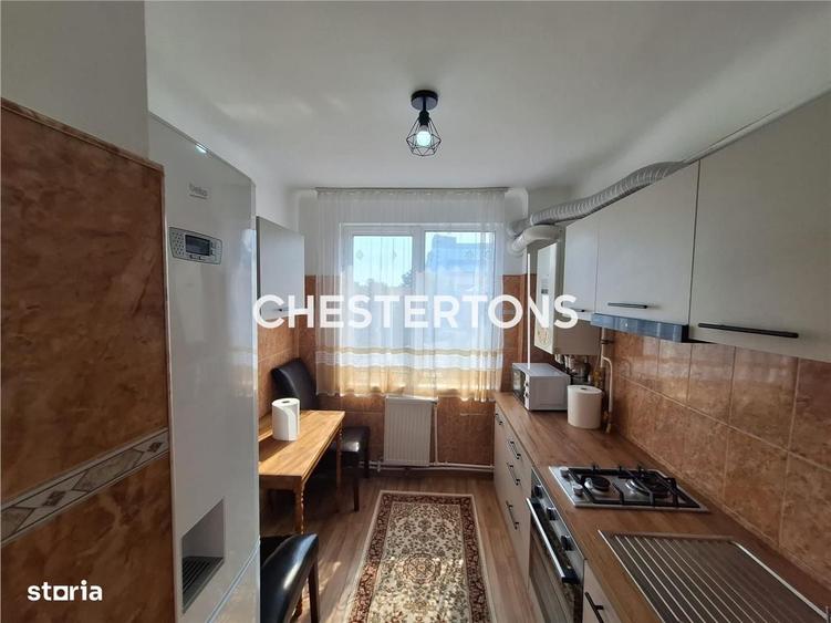 Apartament cu 3 camere semidecomandat în Independenței