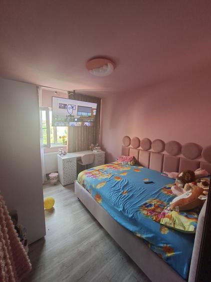 Apartament cu 3 camere decomandat în Lacu