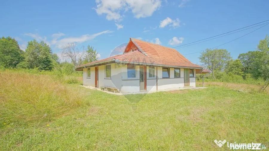 Casă cu 3 camere cu Teren 8100 Mp în Ucea