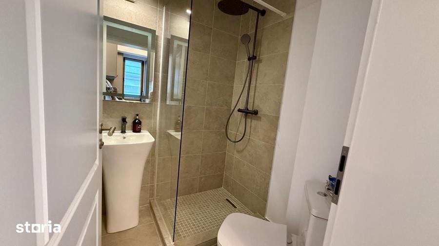 Apartament cu 3 camere semidecomandat în Aviatorilor