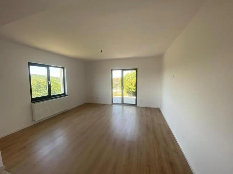 Casă cu 3 camere în Valea Adâncă