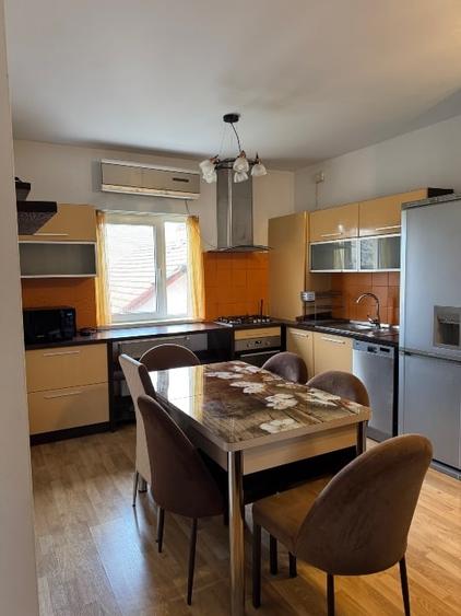 Apartament cu 3 camere decomandat, mobilat în Dumbrăvița