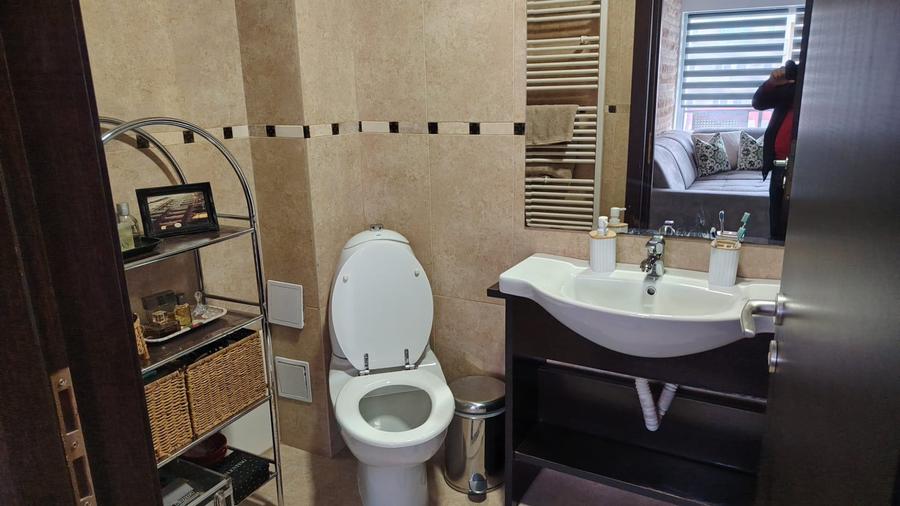 Apartament cu 3 camere semidecomandat în Florești