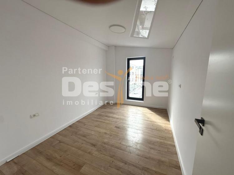Penthouse cu 4 camere decomandat în Crângași