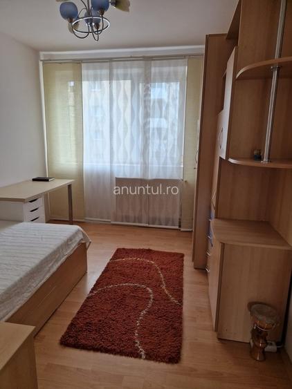 Apartament cu 3 camere semidecomandat în 1 Mai