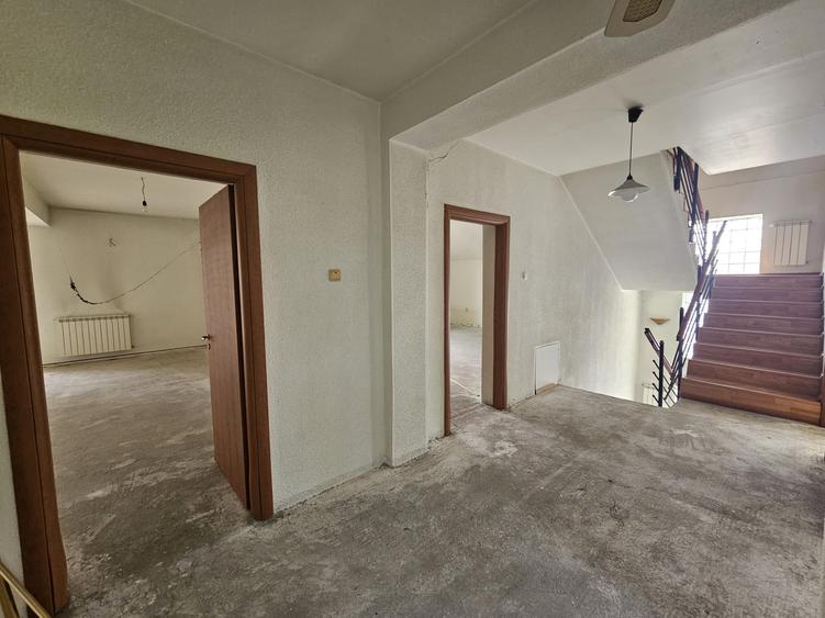 Casă individuală cu 5 camere cu Canalizare în Odăi