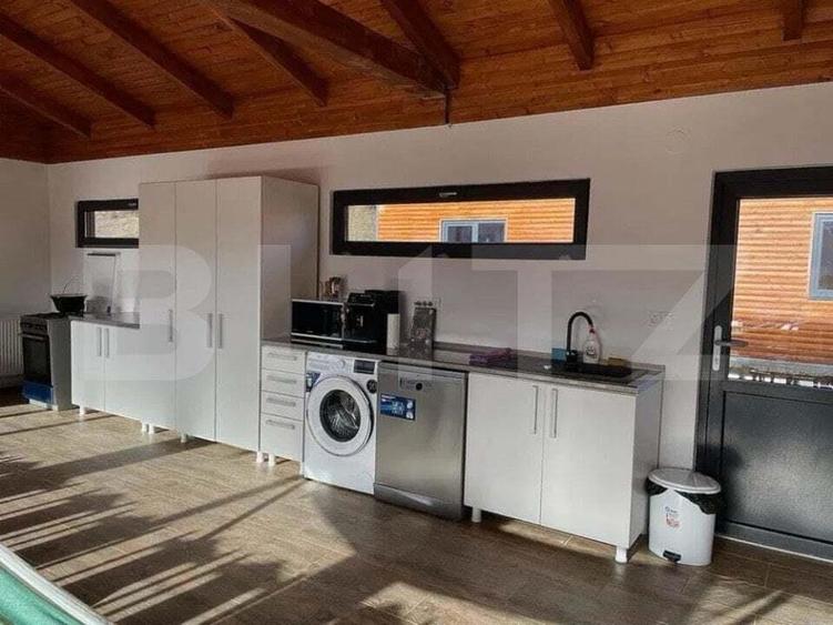 Casă cu 10 camere cu Teren 400 Mp în Bucium