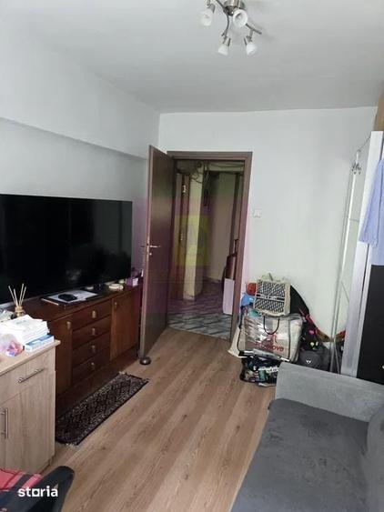 Apartament cu 3 camere în Tei