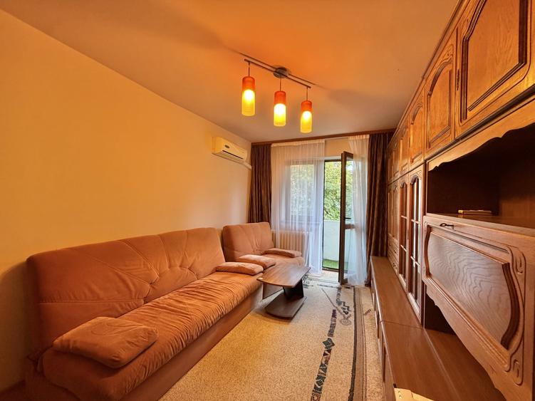 Apartament cu 4 camere semidecomandat, mobilat în Dacia
