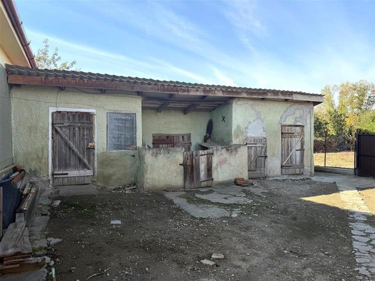 Casă cu 3 camere cu Teren 1240 Mp în Ineu