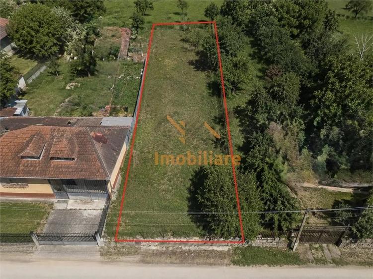 Teren de 1200 mp, în Roșia