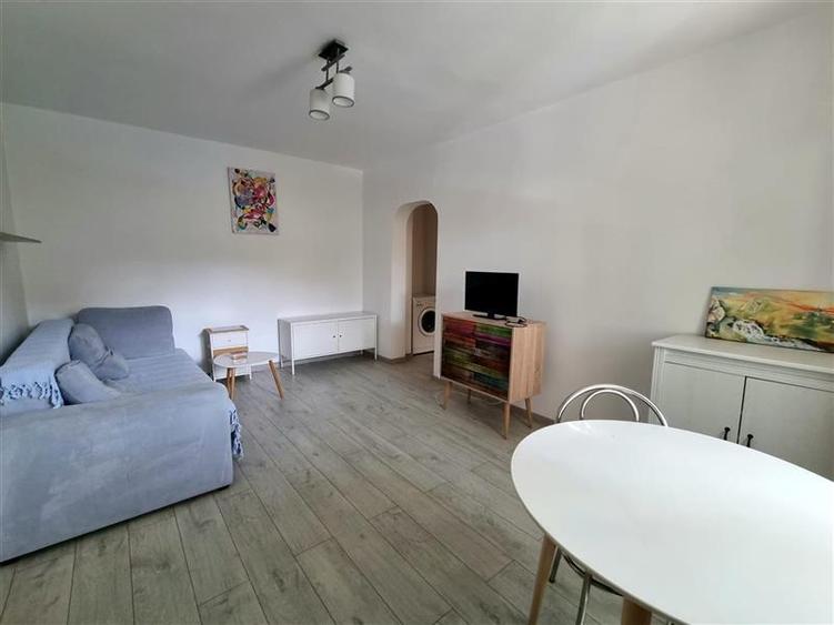Apartament cu 2 camere semidecomandat, mobilat în 1 Mai