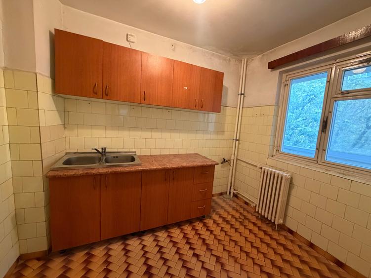 Apartament cu 3 camere decomandat în Tineretului