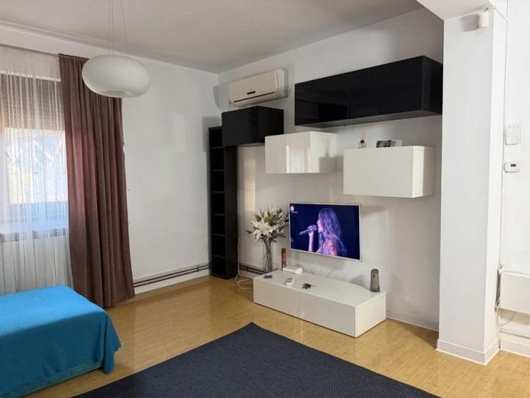 Apartament cu 2 camere semidecomandat, mobilat în Rahova