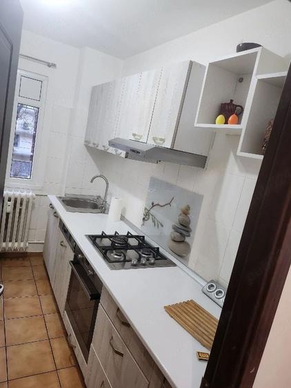Apartament cu 3 camere semidecomandat, mobilat în Brâncoveanu