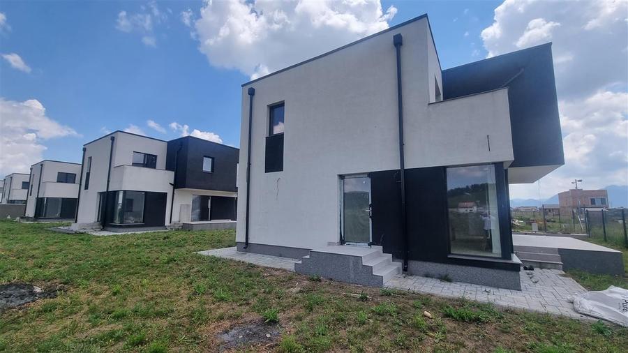 Casă individuală cu 5 camere cu Teren 500 Mp în Sânpetru