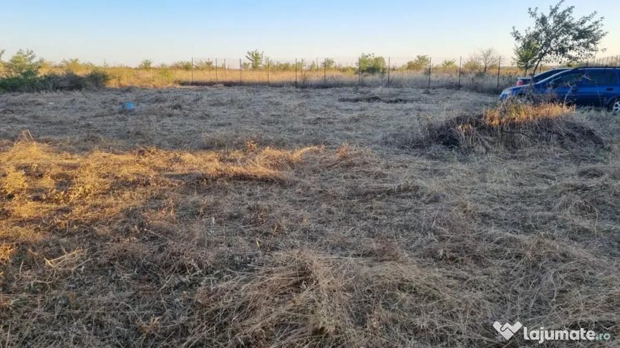 Teren de 800 mp, în Preajba