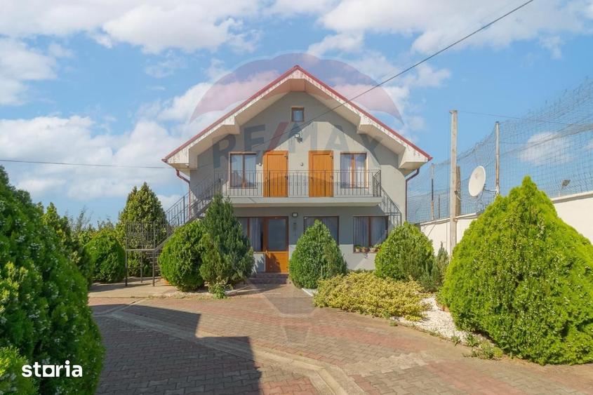 Casă cu Teren 5375 Mp în Sânmartin
