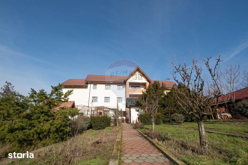 Casă cu 8 camere cu Teren 1395 Mp în Glina