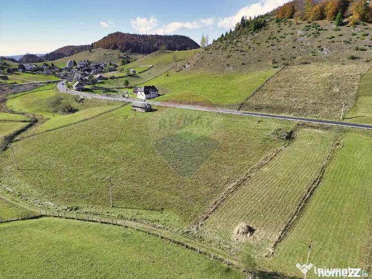 Teren de 4000 mp, în Fundata